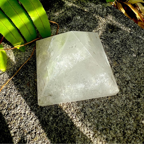 WHITE QUARTZ CRYSTAL PYRAMID - Picture 3 of 13